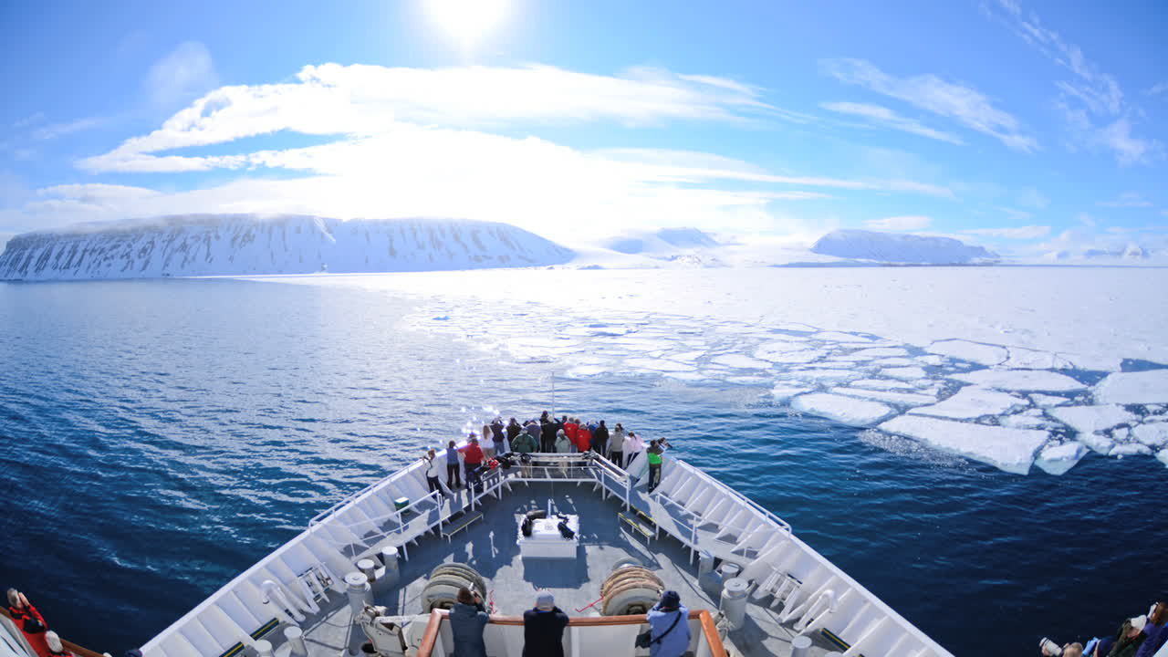 노르웨이 스발바르 근처의 롬피요르덴을 통과하는 선박 활 빙산과 관광객의 pov 저속 촬영 1