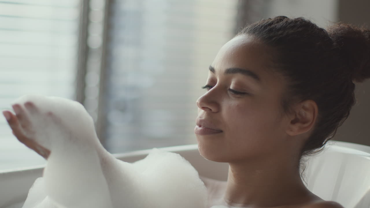 una mujer disfrutando de un baño relajante.