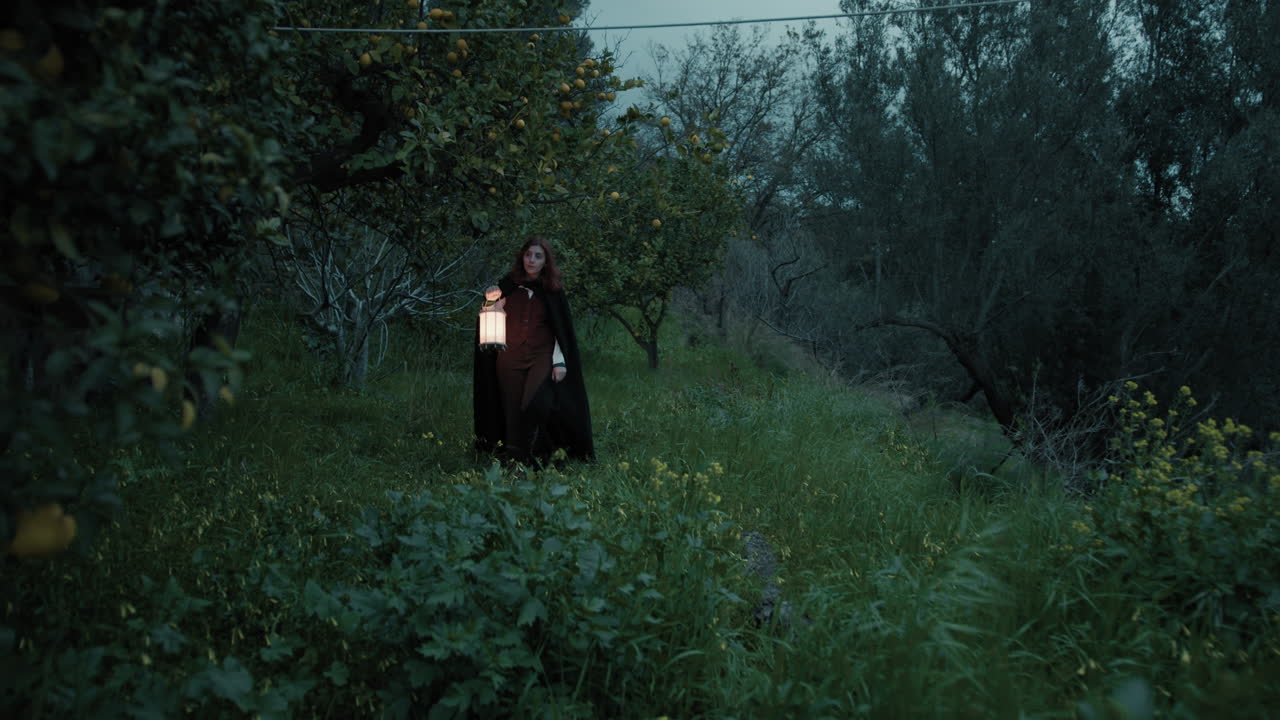 una mujer solitaria camina por el bosque por la noche con una linterna para un rito espiritual.