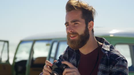 retrato de un hombre haciendo clic en una foto con una cámara digital 4k