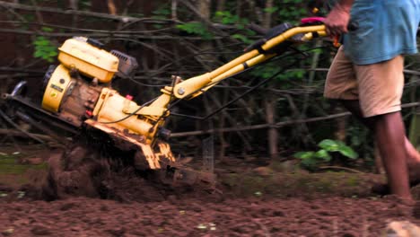 hombre de la agricultura con el poder tiller mt501 engranaje primer plano