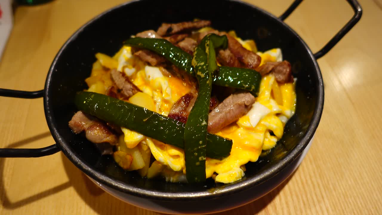 Babi panggang dengan kentang, Madrid. Masakan Spanyol