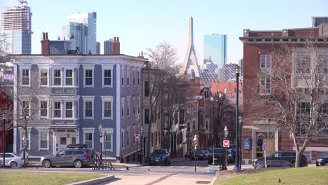 Aufnahme-Von-Wohnungen-Und-Straßen-Auf-Dem-Bunker-Hill-Boston-Massachusetts-Mit-Leonard-P-Zakim-Bunker-Hill-Memorial-Bridge-Hintergrund