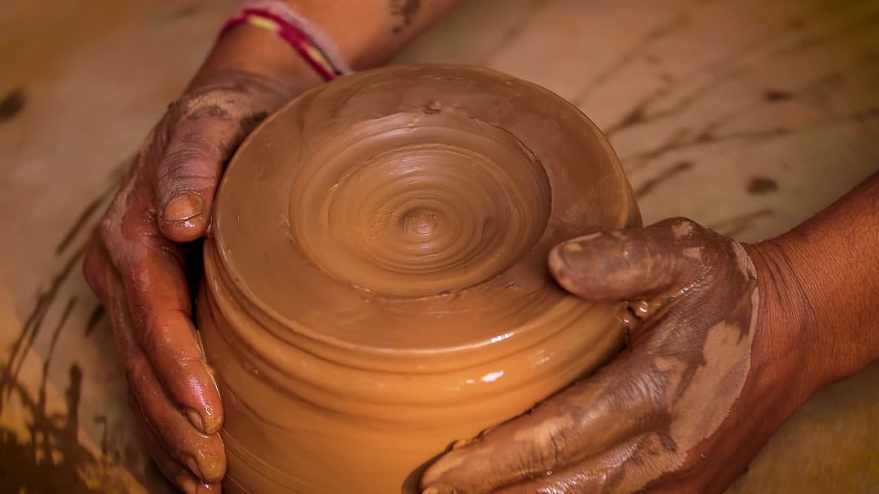 직장에서 도자기가 세라 ⁇  요리를 만 ⁇ 니다. 인도, 라자스탄.