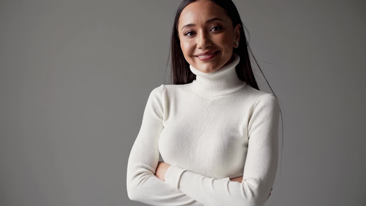 mujer sonriente con cuello pálido blanco