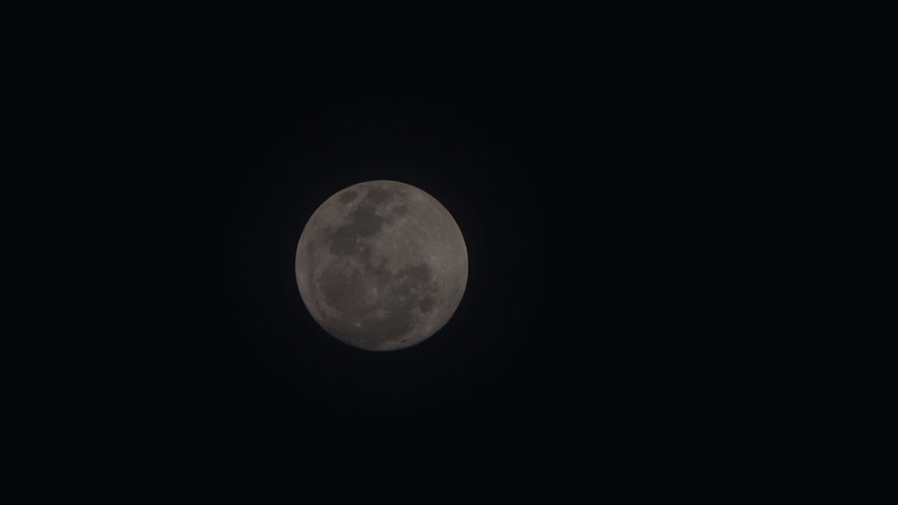 Lua Cheia no Céu Noturno