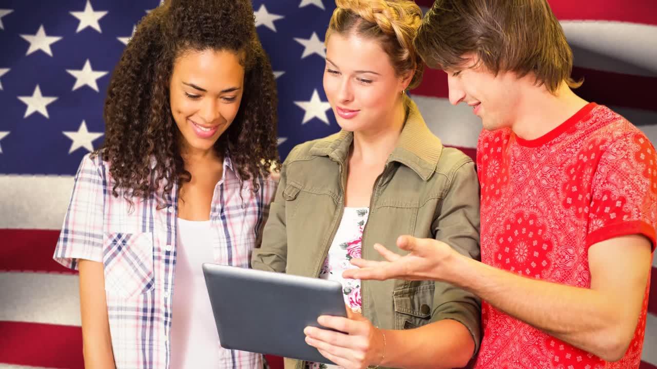 animación de un grupo diverso de estudiantes usando una tableta sobre la bandera estadounidense