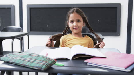 en un entorno escolar, un joven estudiante caucásico se sienta en un escritorio