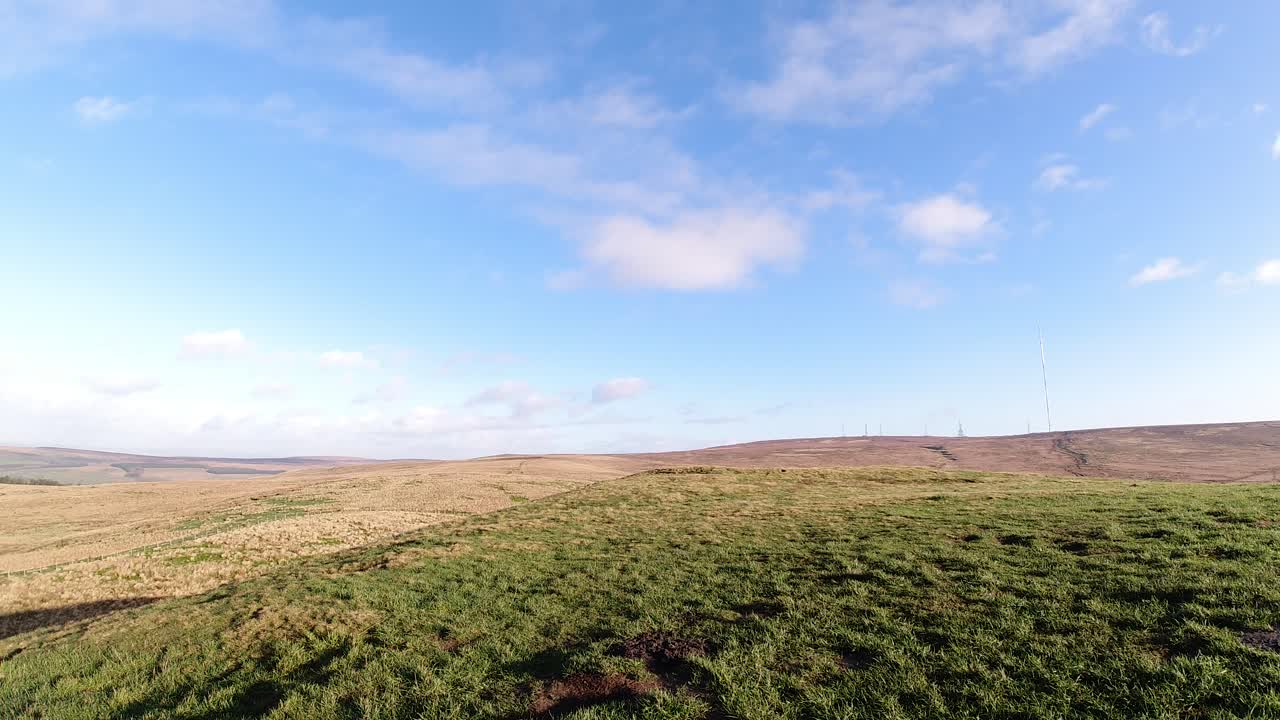 temprano en la mañana invierno colina antena mástiles timelapse herboso rural campo británico