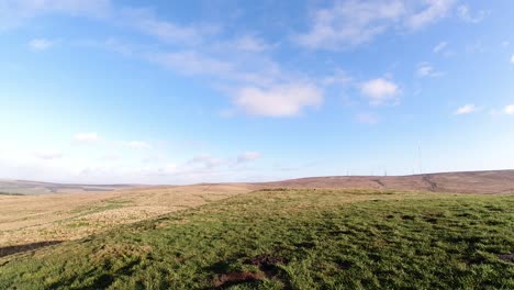 Am-Frühen-Morgen-Winterhügel-Antennenmasten-Zeitraffer-Grasbewachsene-Ländliche-Britische-Landschaft