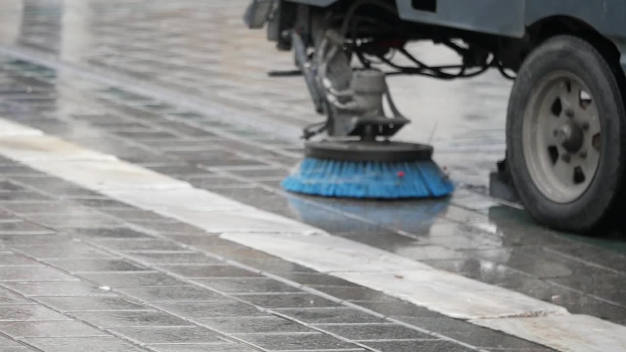 limpieza de calles con una barredora