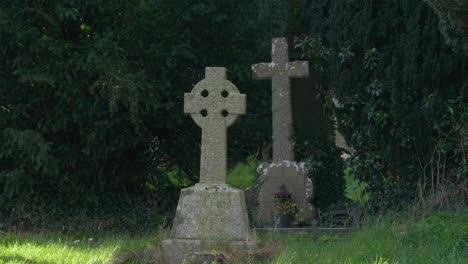 Friedhof-Mit-Stione-Kreuz-In-Der-Nähe-Der-Mittelalterlichen-Kathedrale-Der-Heiligen-Peter-Und-Paul-In-Trim,-Irland