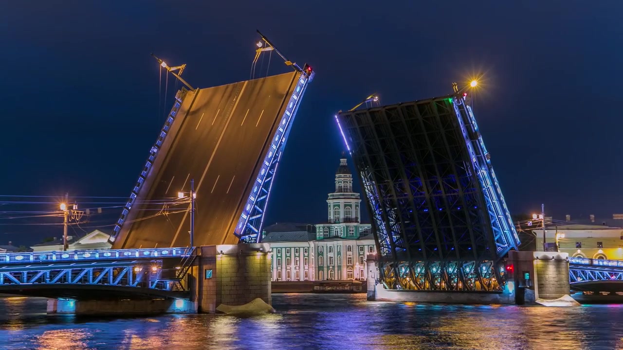 Il Ponte del Palazzo levatoio e la Kunstkamera in timelapse - Museo di Antropologia ed Etnografia. Russia. San Pietroburgo. Il fiume Neva.