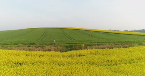 Bauer-Mit-Digitalem-Tablet-Auf-Dem-Feld-Bei-Sonnenuntergang-2