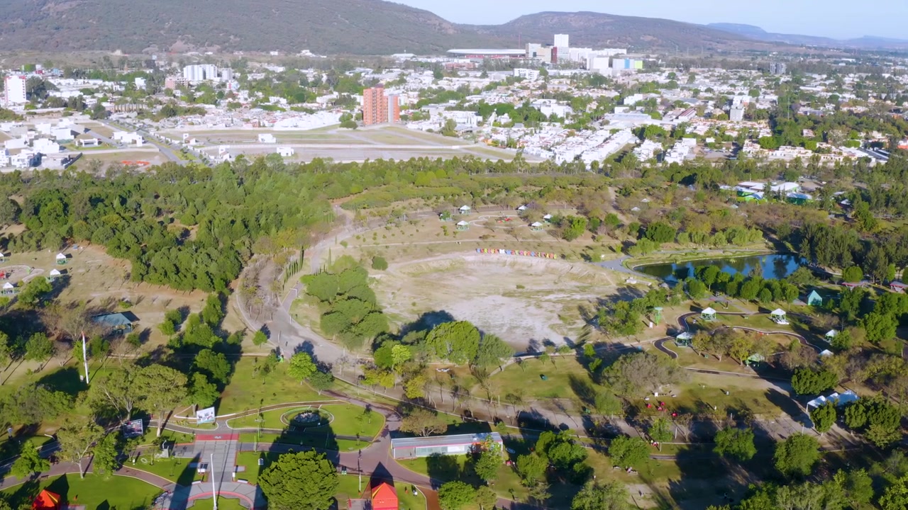 Toma aérea del hermoso Parque Metropolitano en Guadalajara, Jalisco, México