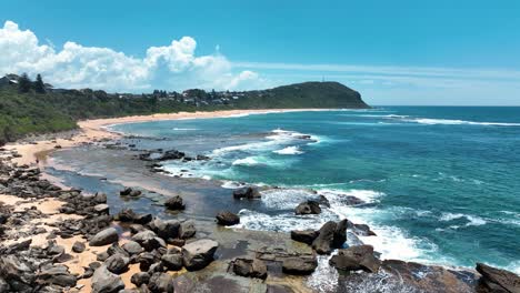 serenidad de la bahía de la cuchara: imagen aérea de las costas prístinas de forresters beach, costa central, nueva gales del sur, australia