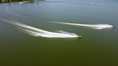 Vista-Aérea-De-Motos-Acuáticas-En-Un-Lago-De-Minnesota.