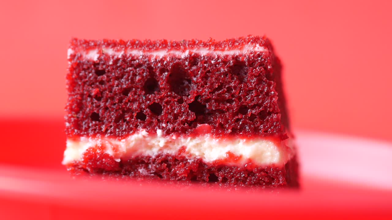 Roter Samtkuchen auf Teller