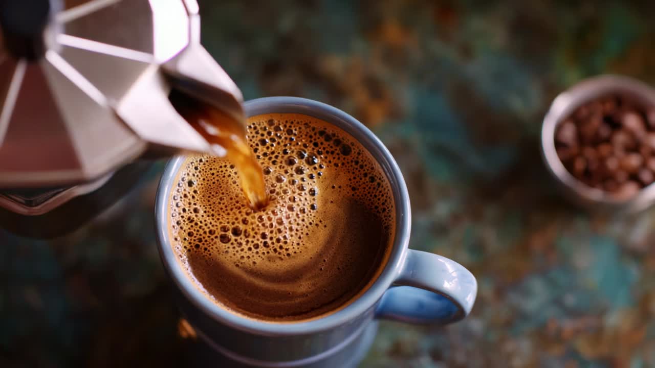 Hælder espresso i en kop