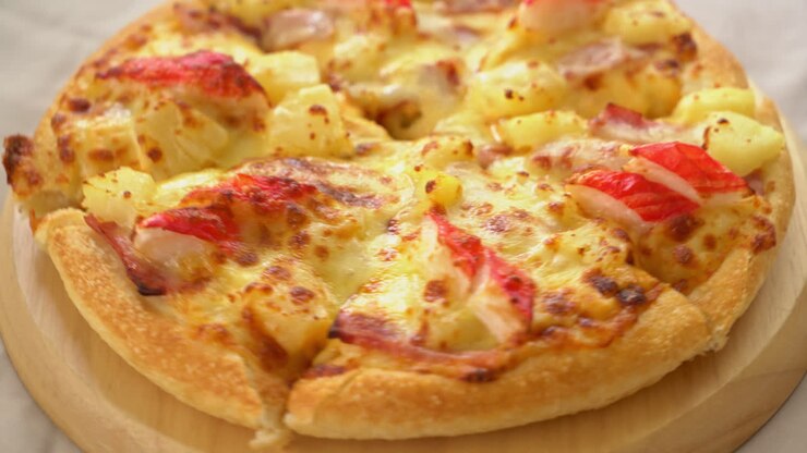 pizza prosciutto e bastoncini di granchio o pizza hawaiana