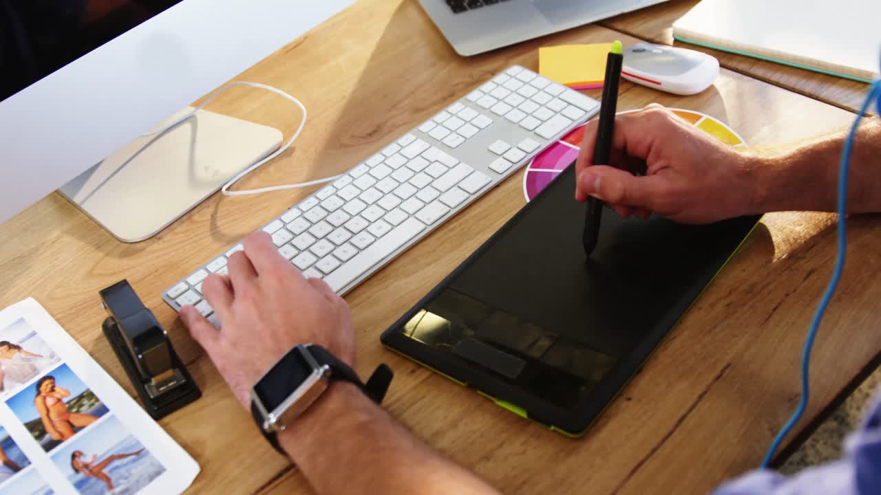 diseñador gráfico que utiliza una tableta gráfica