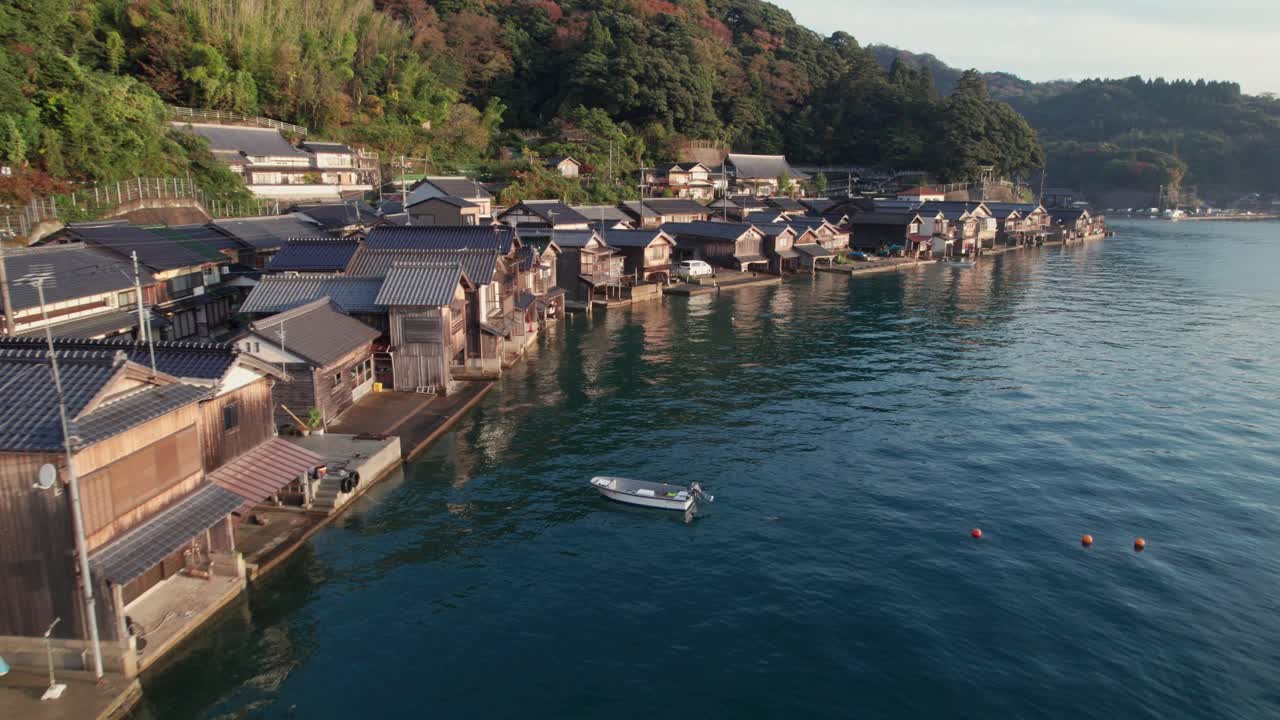 drone panorámico aéreo de la playa japonesa de kyotango casas de barco ubicación mar azul ine ciudad inecho