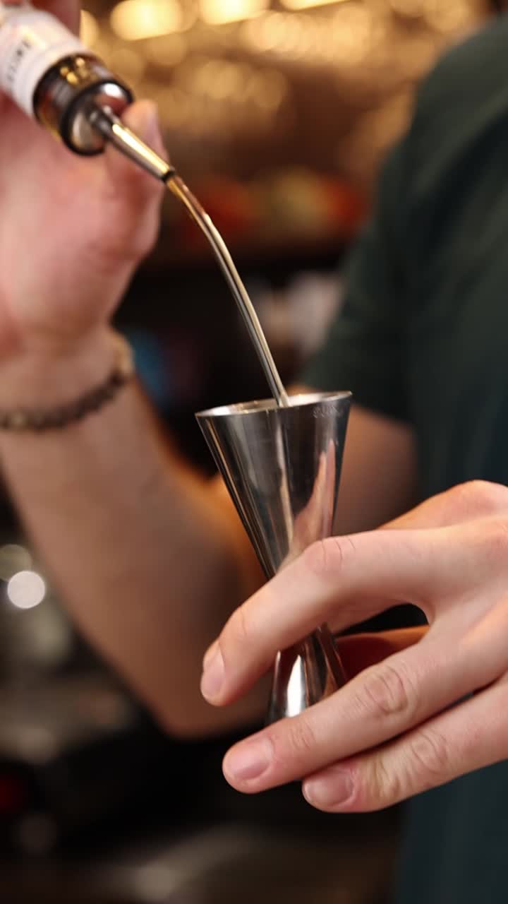 Versare il liquido in un misurino da cocktail per la preparazione.