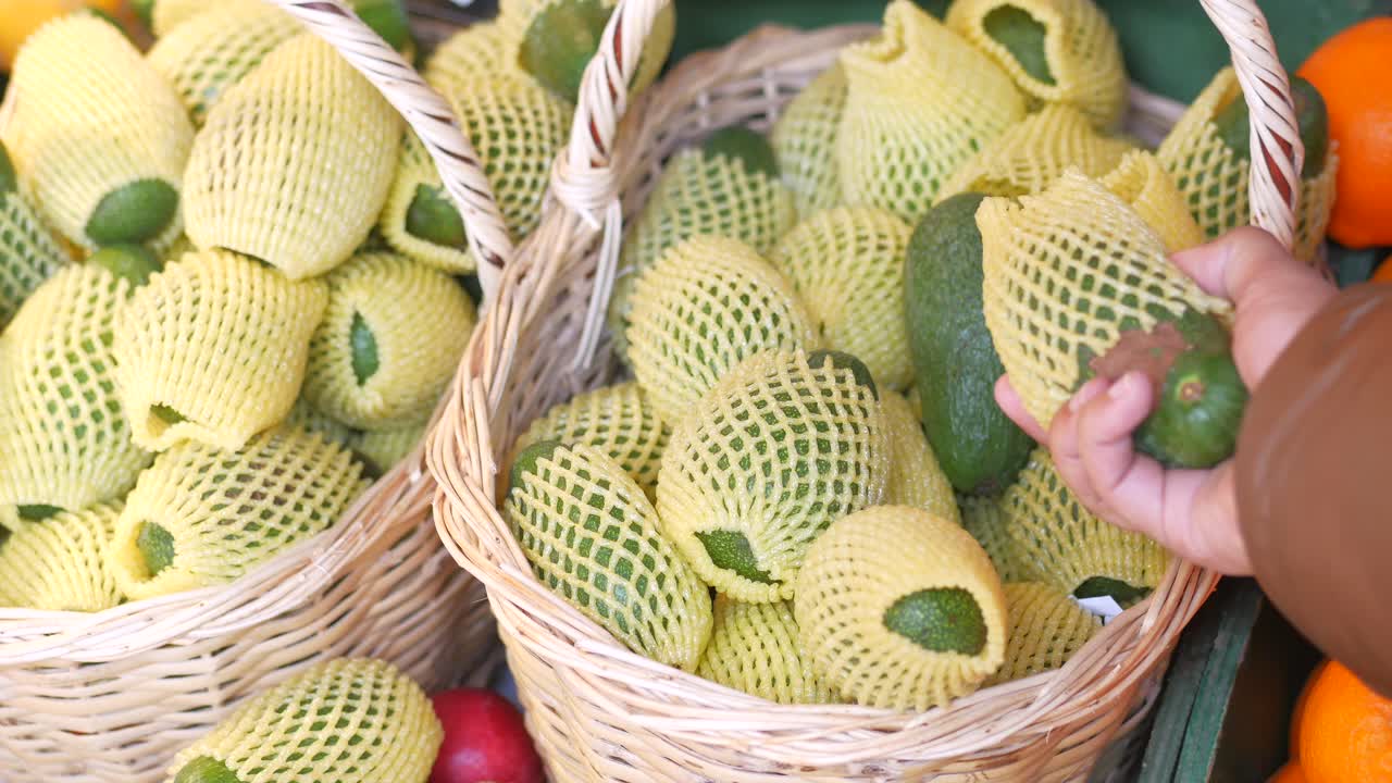 시장에서 보호 포장 된 아보카도