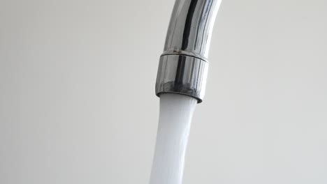agua que fluye de un grifo