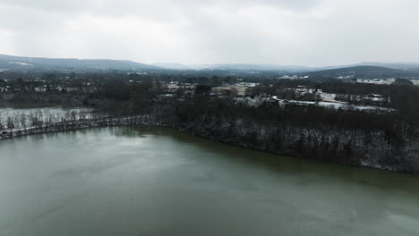 Lake-Sequoyah-Und-Umgebung-Im-Winter-In-Arkansas,-USA-–-Luftaufnahme-Einer-Drohne