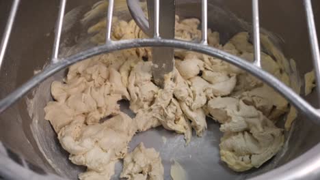 proceso de mezcla de la masa en un mezclador comercial