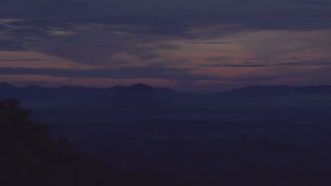 低雲和霧在山地或風景上的時間