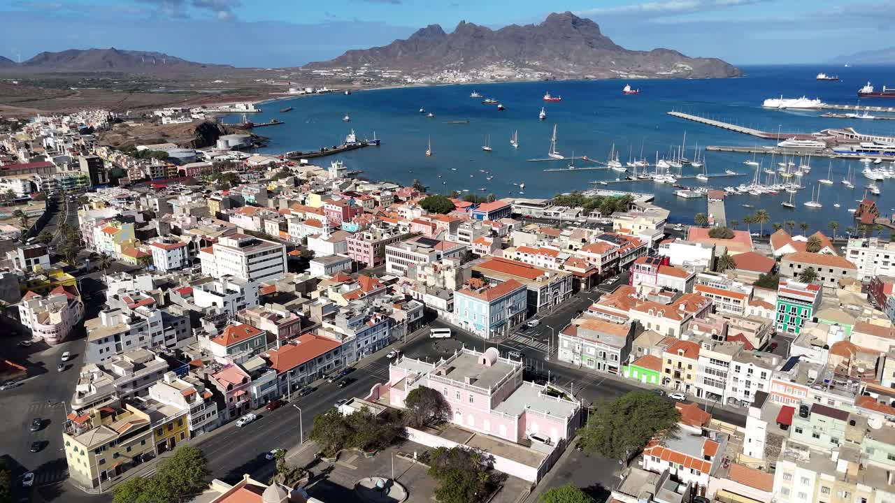 Vista panoramica aerea della città di Mindelo a Sao Vicente, Capo Verde. Ripresa da drone che mostra l'architettura colorata, la struttura urbana e il paesaggio costiero atlantico circostante