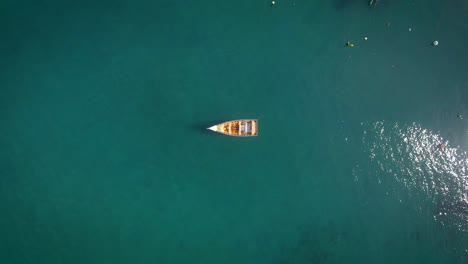 Vista-De-Pájaro-De-Un-Pequeño-Barco-De-Pesca-Flotando-En-Un-Tranquilo-Puerto-Deportivo-Del-Mar-Caribe