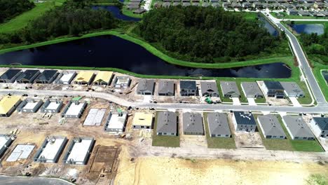 una vista aérea de una subdivisión residencial en construcción en el centro de florida