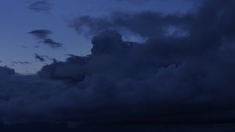 Das-Letzte-Blaue-Licht-Erhellt-Den-Dunklen,-Stimmungsvollen-Himmel-Bei-Sonnenuntergang