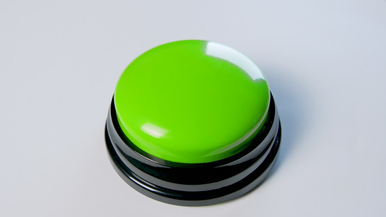 giovane donna che preme il pulsante verde con un dito e il palmo della mano. premere un pulsante rotondo lucido, vista superiore. attivazione, lancio di qualcosa. accendere e spegnere.