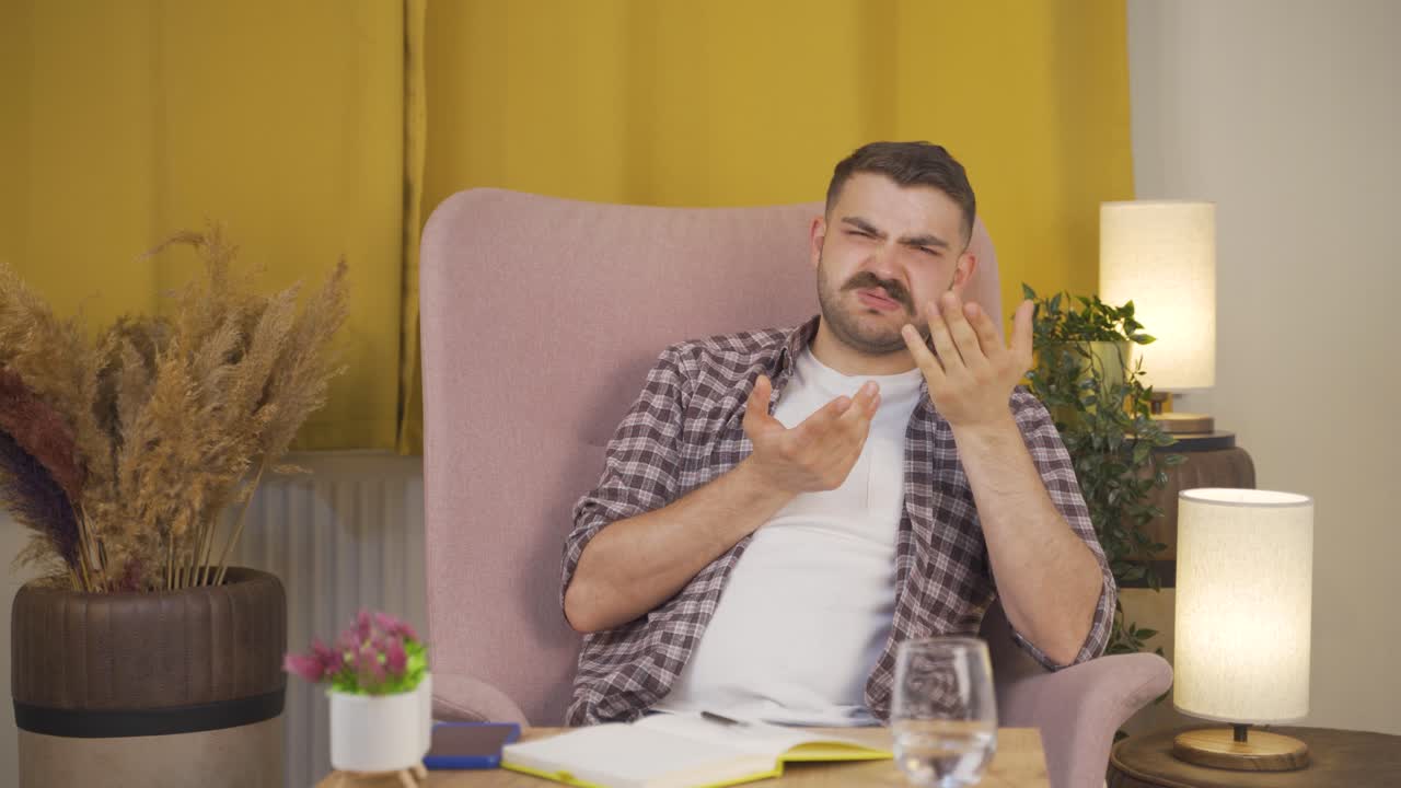 el hombre que es ofendido por su lenguaje.