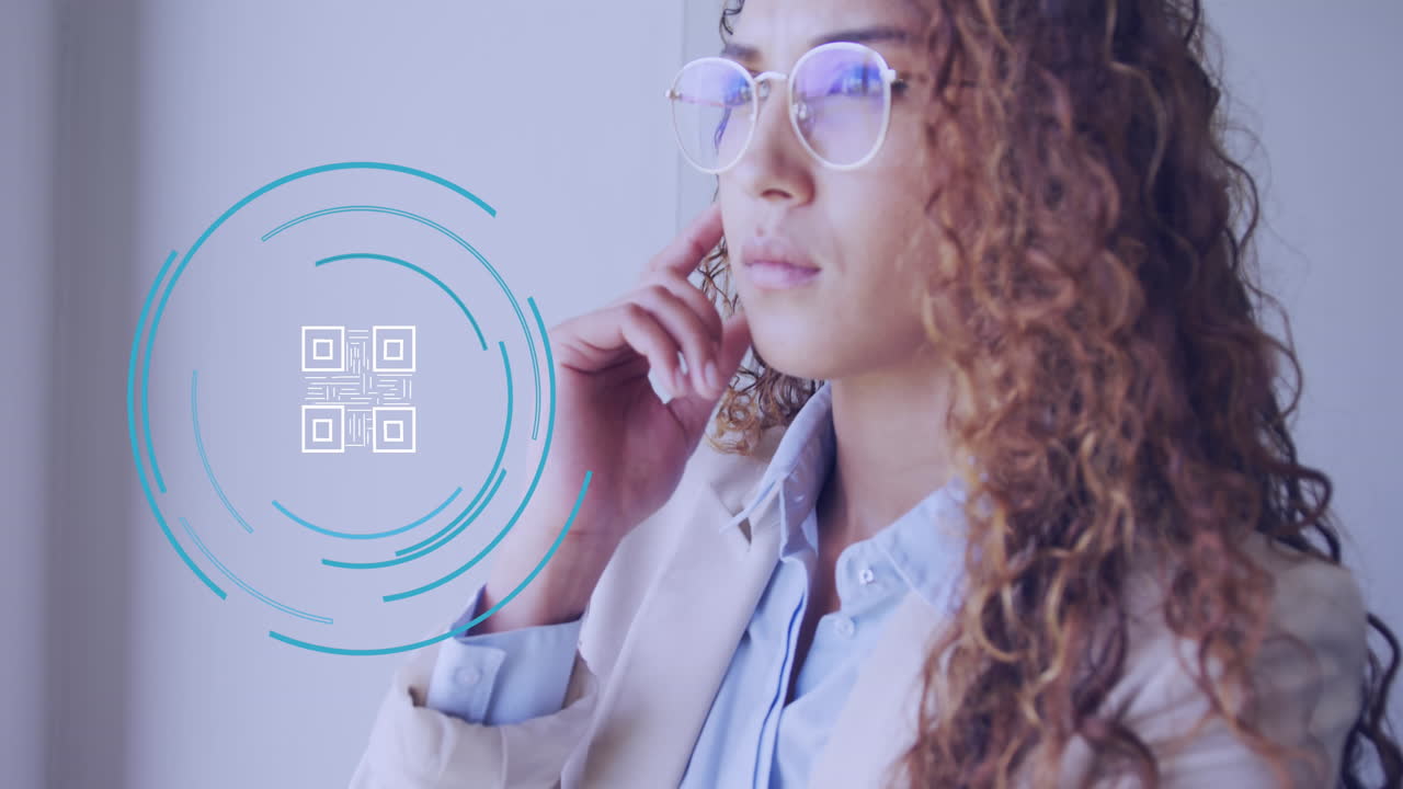 animación de código qr sobre mujer de negocios biracial en la oficina.
