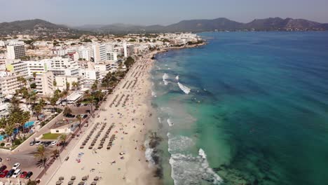 Costa-Del-Mar-Mediterráneo-Y-Playa-De-Arena-En-La-Isla-De-Mallorca,-España