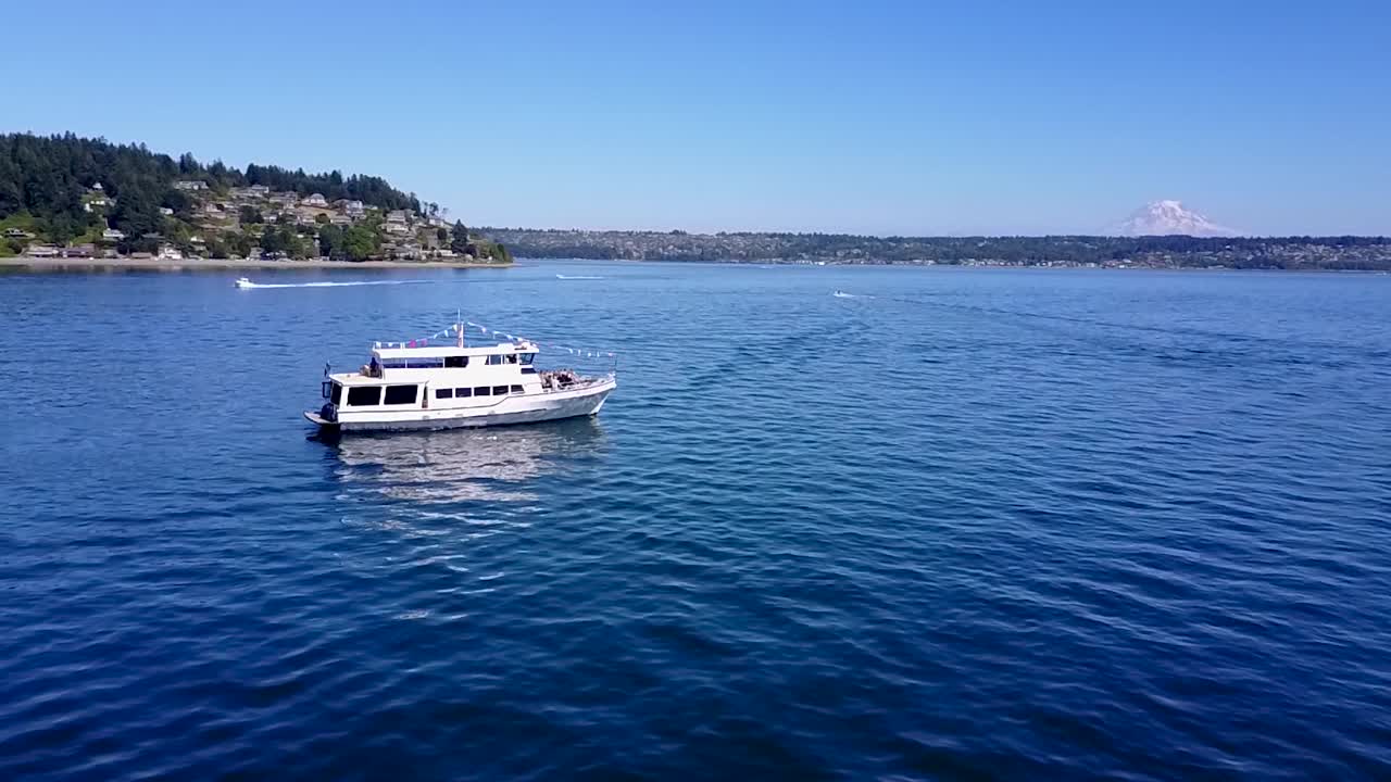 Washington, ABD'deki Puget Sound'da güneşli bir günde bir yatın yavaş havadan paralaks dron çekimi.