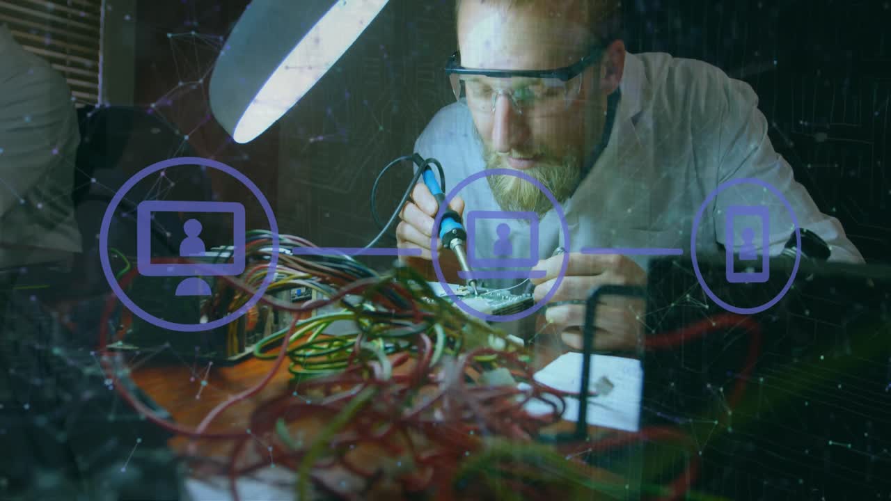 animación de una red de iconos digitales sobre un ingeniero caucásico soldando una placa de circuitos eléctricos