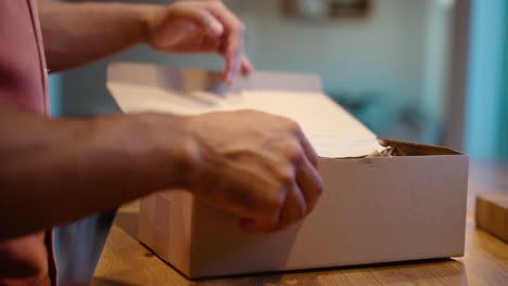 Paquete-De-Unboxing-De-Comercio-Electrónico,-Manos-Y-Hombre.