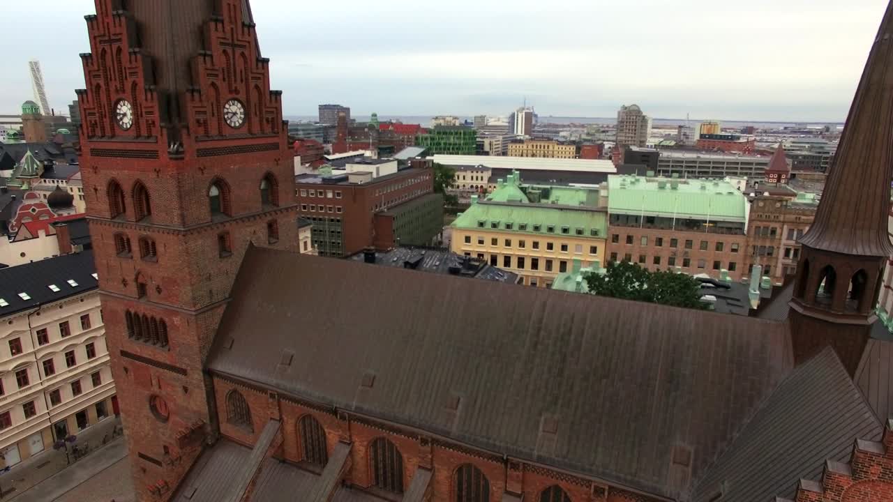 말모 시의 교회 앞에서 날아다니는 공중 촬영. 배경에 있는 도시 풍경 건물의 드론 뷰