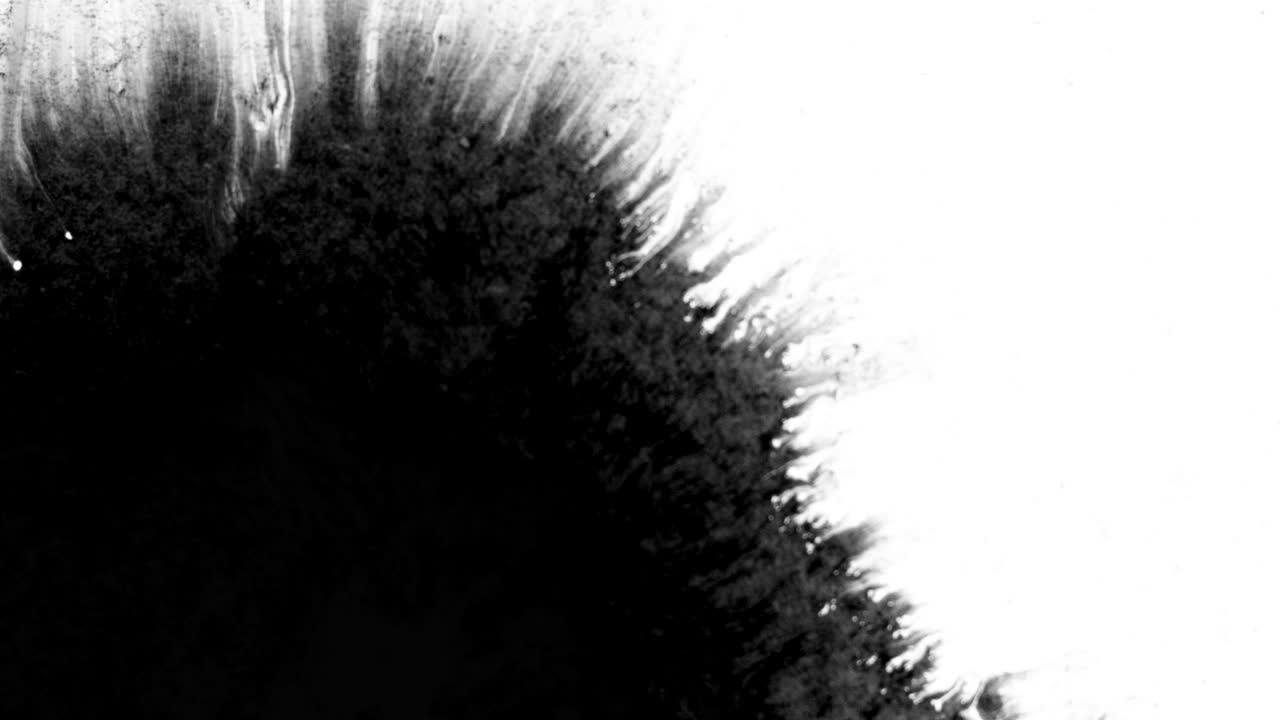 gota de tinta negra en papel blanco