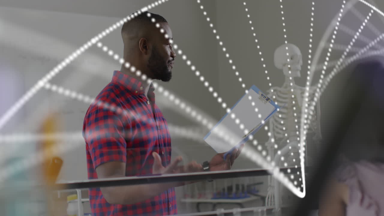 animación de una cadena de adn sobre un maestro afroamericano dirigiéndose a los alumnos en la clase de biología