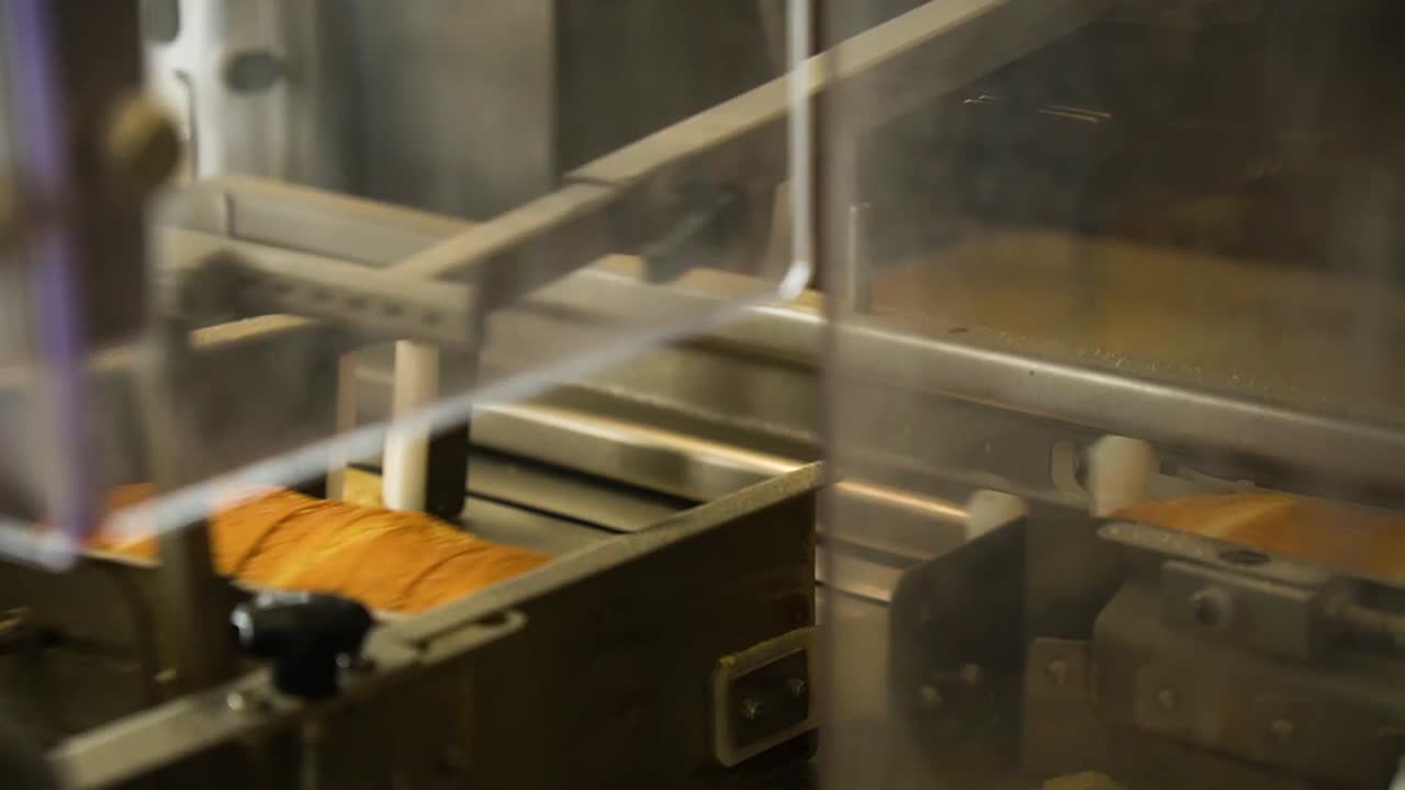 기계는 빵을 조각으로 자른다