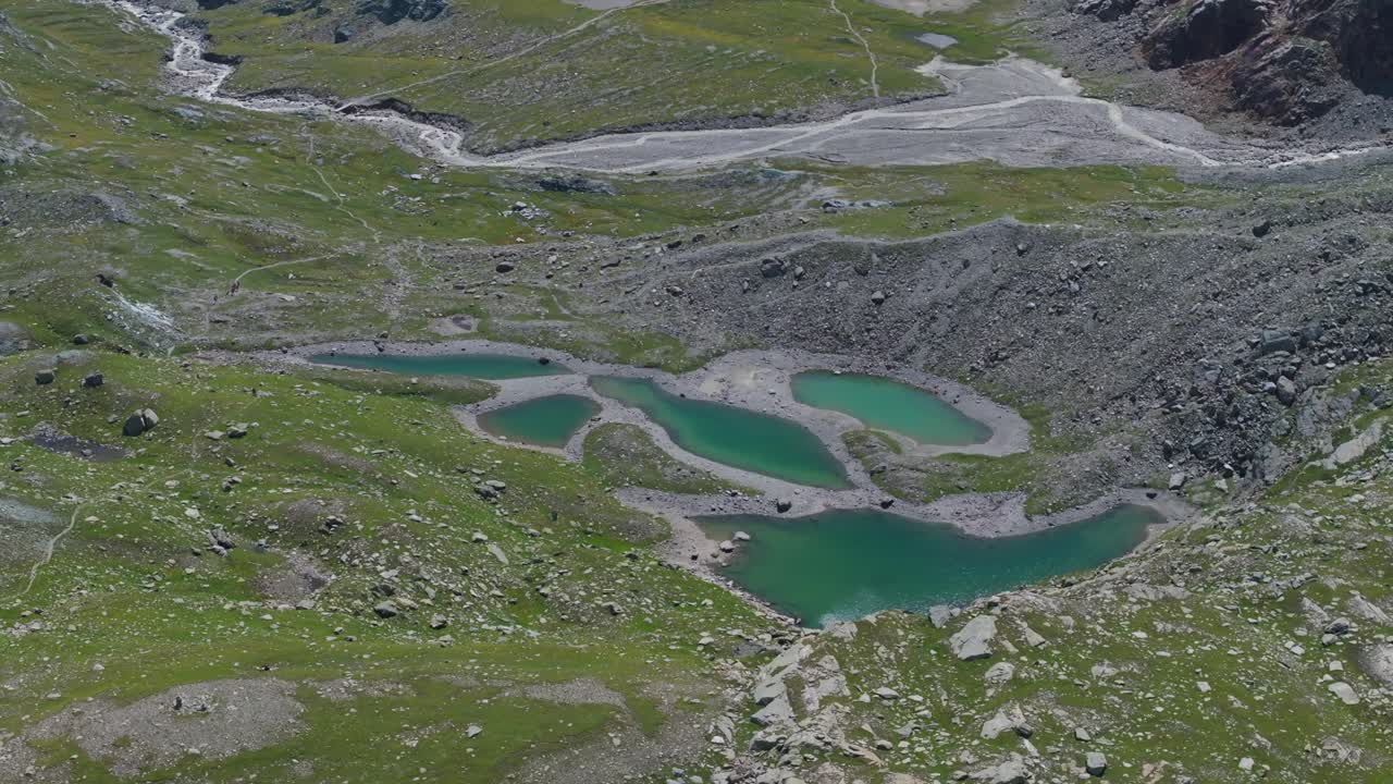 Gruppe af fem bjergsøer i sommersæsonen i Valmalenco i Valtellina i det nordlige Italien
