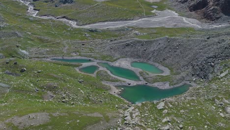 grupo de cinco lagos de montaña en la temporada de verano en valmalenco de valtellina en el norte de italia