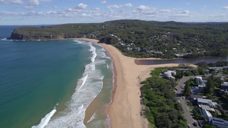 Laguna-Cockrone---Laguna-Costera-Pintoresca-Cerca-De-Las-Playas-De-Copacabana-Y-Macmasters-En-La-Costa-Central-De-Nsw-En-Australia